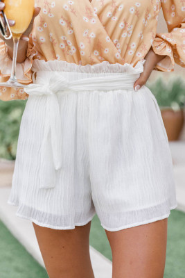 Hvide plisserede shorts i taljen med bælte