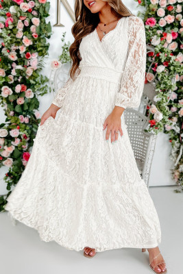 Biała warstwowa koronkowa suknia weselna z bufiastymi rękawami